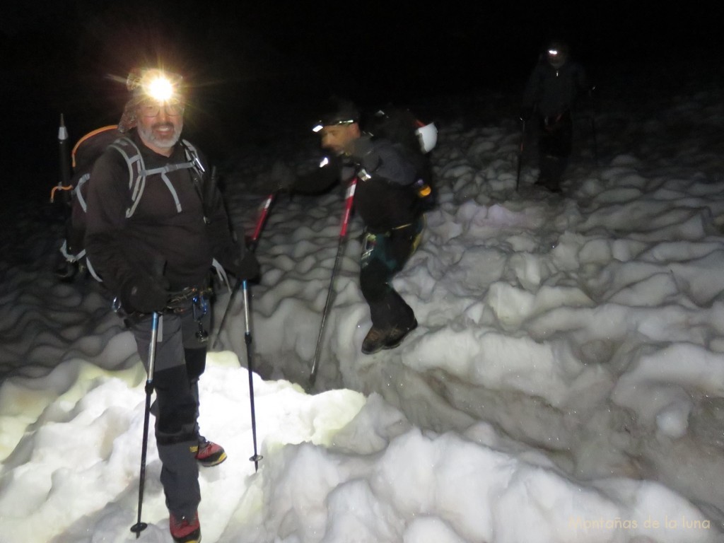 Cruzando algunas grietas del Glaciar del Monte Rosa, delante Lus Guerrero y saltando David